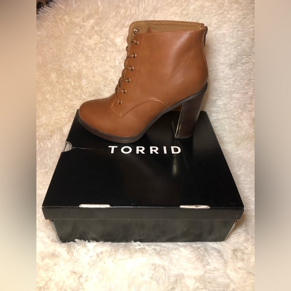 Torrid Women's Tan and Gold Lace up Ankle Boots NWT size 9.5 - Picture 3 of 13